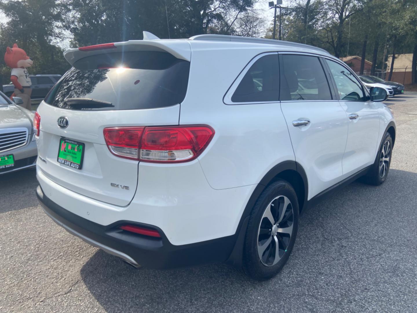 2016 WHITE KIA SORENTO EX V6 (5XYPH4A58GG) with an 3.3L engine, Automatic transmission, located at 5103 Dorchester Rd., Charleston, SC, 29418-5607, (843) 767-1122, 36.245171, -115.228050 - Photo#6